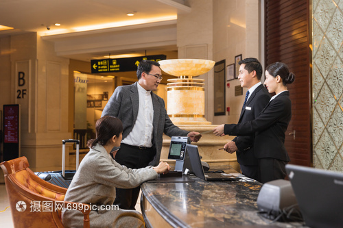 夫妻共譜酒店管理樂(lè)章 從“小家”到“大家”的智慧與挑戰(zhàn)